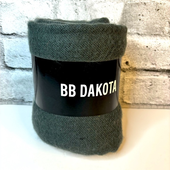 BB DAKOTA, gray stripe reversible whip stitch blanket wrap shawl - Picture 5 of 8